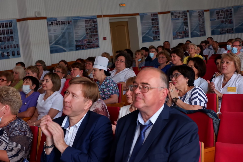 Евгений Щербаков поздравил озерских медработников с профессиональным праздником
